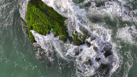 Luftaufnahmen-Von-Wellen,-Die-Auf-Riffe-Treffen-Und-Wellen-Erzeugen