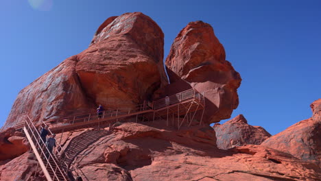 Besucher-Auf-Der-Treppe-Betrachten-Piktogramme-Im-Valley-Of-Fire