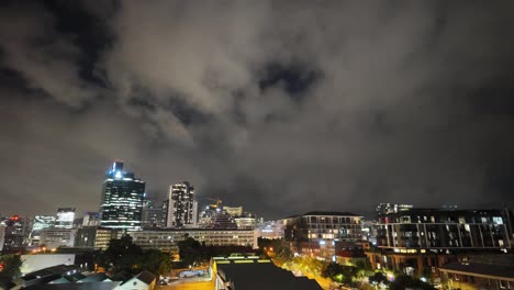 Zeitraffer-Der-Beleuchteten-Kapstadt-Bei-Nacht-Mit-Blick-Auf-Die-Stadtlandschaft-In-Südafrika