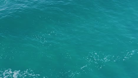 Blaues-Wasser,-Meer,-Ozean-Mit-Kleinen-Wellen-Und-Wellen---Drohnenaufnahme