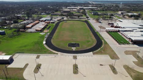 Dies-Ist-Ein-Luftbildvideo-Des-Leichtathletikplatzes-Der-Lake-Dallas-Middle-School