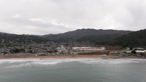 Disparo-De-Dron-De-Retroceso-Que-Revela-Un-Lugar-Para-Surfear-En-La-Playa-De-Pacifica,-California