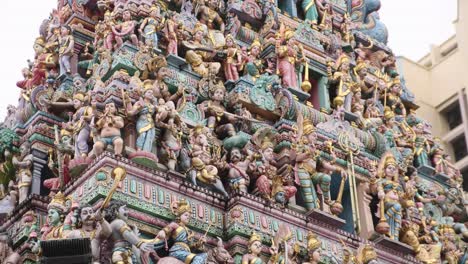 Farbenfrohe-Darstellung-Hinduistischer-Götter-Auf-Einem-Tempel-Im-Viertel-Little-India-In-Der-Innenstadt-Von-Singapur-In-Asien