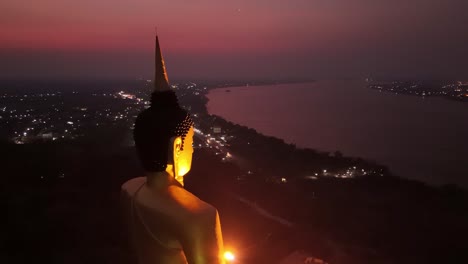 Goldener-Buddha-Mit-Blick-Auf-Den-Mekong,-Lebendigen-Sonnenuntergang,-Pakse,-Laos