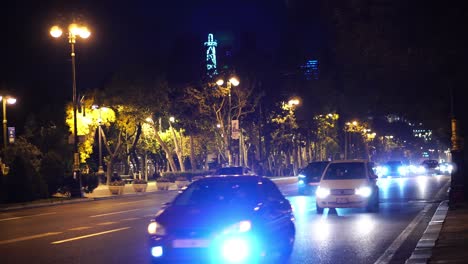 Tráfico-Nocturno-En-El-Centro-De-Bakú,-Azerbaiyán.