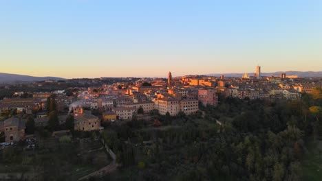 Aeria-view-of-the-beautiful-city-Sienna,-located-in-Italy-center