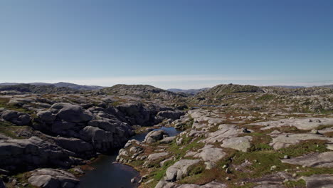 Luftaufnahme-Mit-Dolly,-Die-über-Die-Moosige,-Felsige-Landschaft-In-Der-Region-Rogaland-In-Norwegen-Schiebt