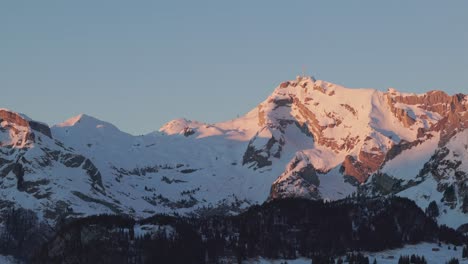 Luftaufnahme-Bei-Sonnenaufgang-Mit-Der-Silhouette-Einer-Schneebedeckten-Bergkette