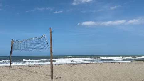 Ruhiges-Beachvolleyballspiel-Am-Meer