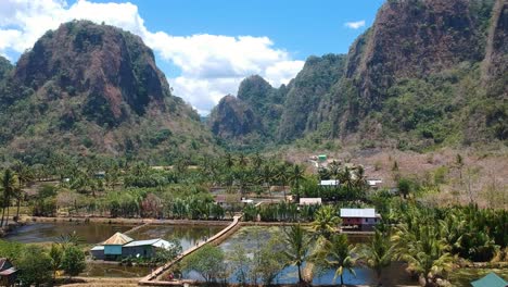 Luftdrohne-Des-Wunderschönen-Versteckten-Juwels-Rammang-Rammang-Dorf-Mit-Riesigen-Kalksteinfelsen-Und-Riesigen-Karstbergen-In-Sulawesi,-Indonesien