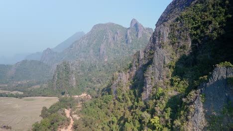 Formaciones-De-Piedra-Caliza-En-El-Campo-Rural,-Laos
