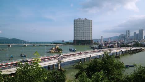Skyline-Der-Stadt-Nha-Trang-Mit-Fahrzeugverkehr-Auf-Den-Brücken-Tran-Phu-Und-Xom-Bong-über-Den-Fluss-Cai-An-Einem-Sonnigen-Tag,-Vietnam