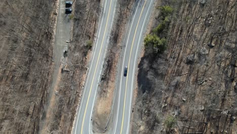 Luftaufnahme-Von-Autos,-Die-Die-Haarnadelkurve-Auf-Der-Route-4455-Gardiner,-NY,-Fahren