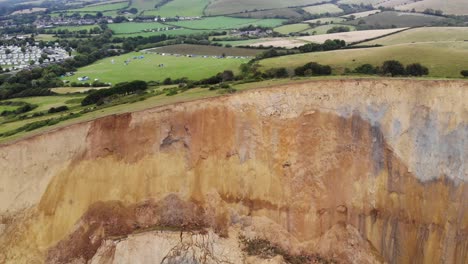 Toma-Aérea-Del-Borde-Del-Acantilado-Después-Del-Deslizamiento-De-Tierra-De-2023-En-Seatown-Dorset,-Inglaterra