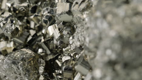 Makroaufnahme-Eines-Abstrakten,-Glänzenden,-Sich-Drehenden-Quarzkristalls