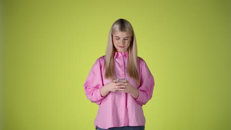 Mujer-Joven-Lee-Noticias-Impactantes-En-Un-Teléfono-Inteligente,-Cara-Congelada,-Foto-De-Estudio