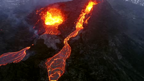 Una-Secuencia-Cinematográfica-Aérea-Captura-Las-Imágenes-Distintivas-De-Dos-Volcanes-En-Erupción,-Mostrando-Impresionantes-Perspectivas-Filmadas-Con-Un-Dron-4k-Mientras-La-Lava-Cae-En-Cascada-Debajo.