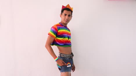Femininer-Homosexueller-Mann-Posiert-In-Shorts-Auf-Weißem-Hintergrund