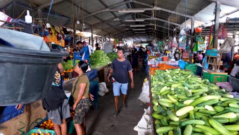 People-shopping-for-local-farmers-produce-in-Taibesi-fruit-and-vegetable-market-in-the-capital-city-of-East-Timor,-Southeast-Asia