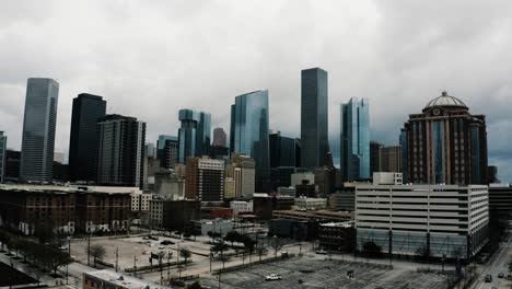 Low-drone-shot-pushing-towards-the-skyscrapers-of-Houston,-Texas