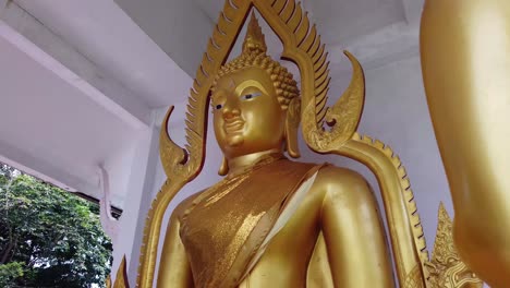 Gran-Escultura-De-Buda-Dorado,-Primer-Plano