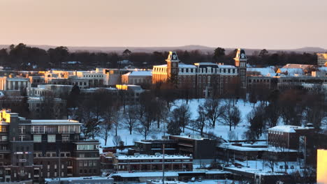 Goldene-Stunde-über-Dem-Gerichtsgebäude-Des-Washington-County-Mit-Verschneiter-Fayetteville-Kulisse,-Ruhige-Abenddämmerung