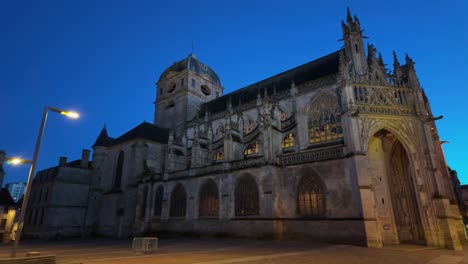 Basílica-De-Notre-Dame-En-Alencon-Por-La-Noche,-Orne-En-Normandía,-Francia