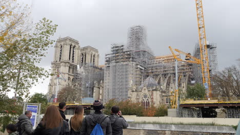 Turistas-Observando-La-Reconstrucción-De-Notre-Dame-Después-Del-Gran-Incendio,-París,-Francia