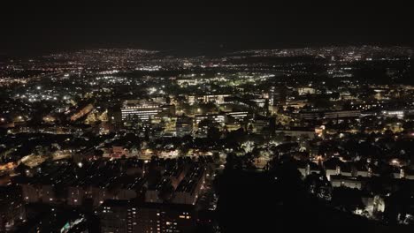 Eine-Drohne-Nimmt-Die-Nächtliche-Landschaft-Von-Mexiko-Stadt-Von-Oben-Auf