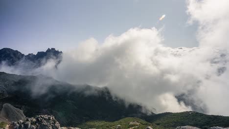 Lapso-De-Tiempo-De-Nubes-Bajas-Arremolinándose-En-Un-Día-Brillante-Y-Soleado,-En-Madeira