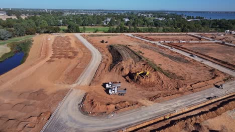 Yarrawonga,-Victoria,-Australien-–-8.-März-2024:-Luftaufnahme-Von-Zwei-Kipplastern-Und-Einem-Bagger,-Die-Auf-Einem-Erdhaufen-Auf-Dem-Silverwoods-Estate-In-Yarrawonga-Arbeiten