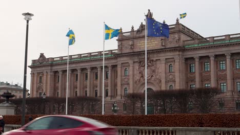 EU--Und-Schwedenflaggen-Am-Schwedischen-Parlamentsgebäude-In-Stockholm