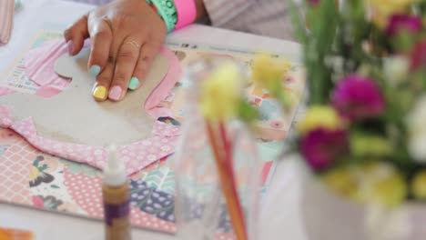 Aplicar-Pegamento-Con-Un-Pincel-Al-Papel-Sobre-Moldes-Construidos-En-Un-Taller-De-Artesanía.