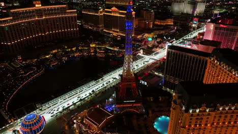 Toma-Panorámica-Con-Drones-De-La-Franja-Iluminada,-Durante-El-Gran-Premio-De-F1-De-Las-Vegas