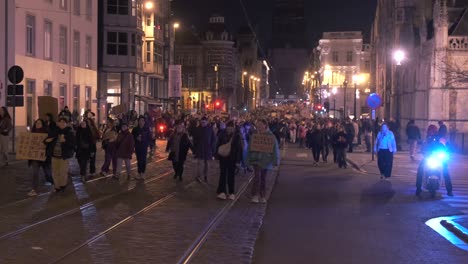 Marcha-Nocturna-Con-Escolta-Policial-En-Una-Manifestación-De-8-M.