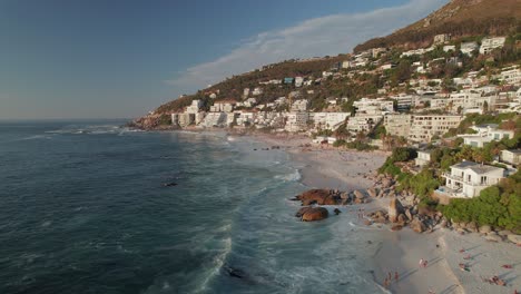Mountainside-Suburbs-At-Clifton-Beaches-In-Cape-Town,-South-Africa