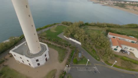 Faro-De-Biarritz,-Francia.-FPV-En-órbita-Aérea