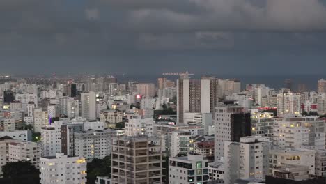 Disparo-De-Drone-Del-Moderno-Barrio-Residencial-De-Santo-Domingo,-República-Dominicana,-Edificios-De-Apartamentos-Bajo-Un-Cielo-Nublado