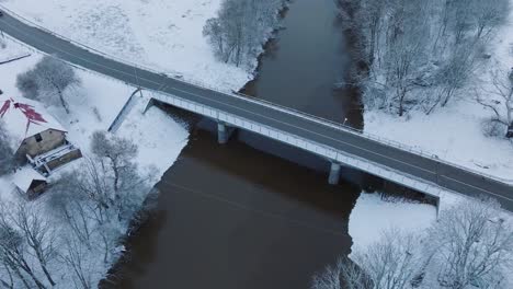 Abava-Flussbrücke-In-Der-Nähe-Des-Dorfes-Renda,-Schneebedeckte-Landschaft,-Luftaufnahme,-Vogelperspektive