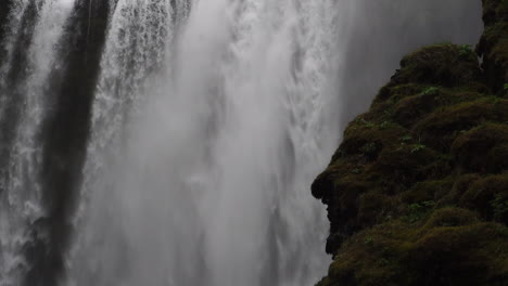 Mächtiger-Wasserfall-In-Der-Isländischen-Landschaft,-Zeitlupe-Des-Skogafoss-An-Einem-Dunklen-Frühlingstag