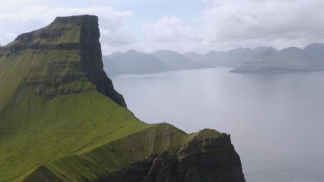 Faro-De-Kallur-En-La-Isla-De-Kalsoy-Cerca-Del-Pico-De-La-Montaña-Bogarin-En-Trollanes,-Islas-Feroe