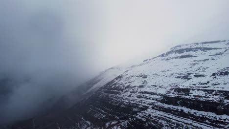 Nubes-De-Nieve-Sobre-Las-Montañas-Aéreas