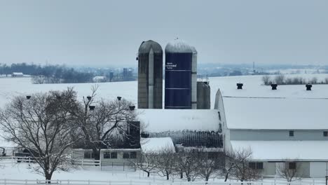 Bauernhof-Mit-Silos-Und-Scheune-In-Lancaster-County-Im-Winter-Schnee