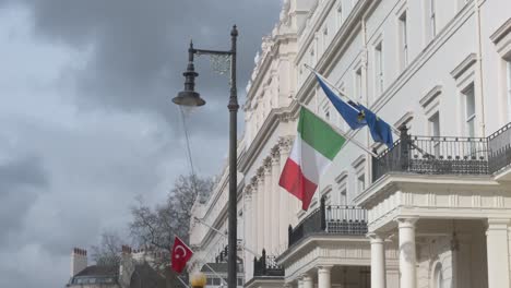 Bandera-Iraliana-En-Belgravia,-Londres,-Reino-Unido