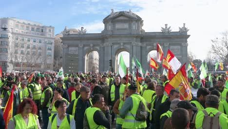 Miles-De-Agricultores-Españoles-Y-Sindicatos-Agrarios-Se-Reúnen-En-La-Puerta-De-Alcalá,-En-Madrid,-Para-Protestar-Contra-La-Competencia-Desleal-Y-Las-Políticas-Agrícolas.