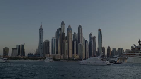Blick-Auf-Die-Skyline-Von-Dubai-Von-Einer-Jachtfahrt-Aus,-Wunderschöner,-Atemberaubender-Sonnenuntergang,-ästhetischer-Blick-Mit-Großen-Wolkenkratzertürmen,-Burj-Khalifa