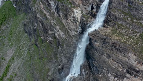 Stroppia-Wasserfall-Und-Lago-Niera,-Majestätische-Natur-In-Bewegung,-Felsiges-Gelände,-Luftaufnahme