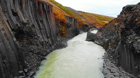 Un-Dron-Filmó-Un-Río-Desde-Arriba