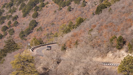 Fahrzeuge-Fahren-Entlang-Einer-Kurvenreichen-Bergstraße,-Langes-Objektiv