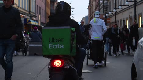 Slomo-De-Uber-Come-Ciclomotor-Conduciendo-Por-Una-Calle-Peatonal-En-Estocolmo